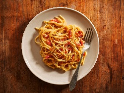 Спагети Карбонара с готварска сметана, зехтин, бекон, чесън, жълтъци и пармезан - снимка на рецептата